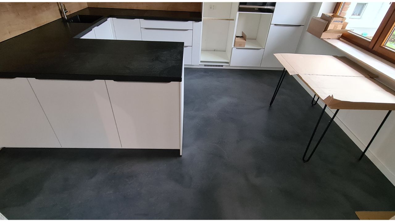 designboden-kueche-fussboden-beschichtung-praxisbeispiel-35 Design Fußboden Beschichtung Küche schwarz - Otten Fußbodentechnik GmbH & Co KG Referenz